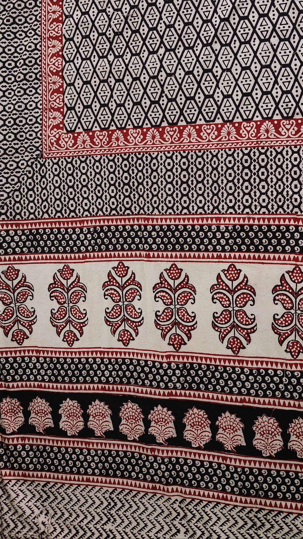 Handmade Bagh block print in traditional offwhite with geometric block madder black pattern double bedsheet with pillow cover 